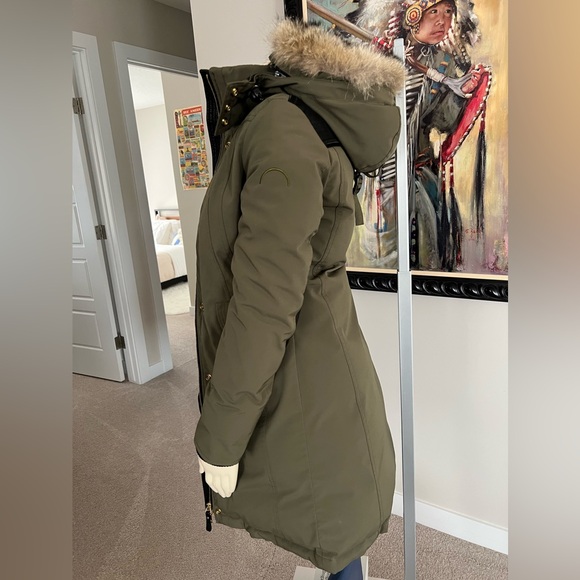 CMFR Women’s Down Parka with Coyote Fur Trim – Size XS
Rated for -30°C - Picture 3 of 16